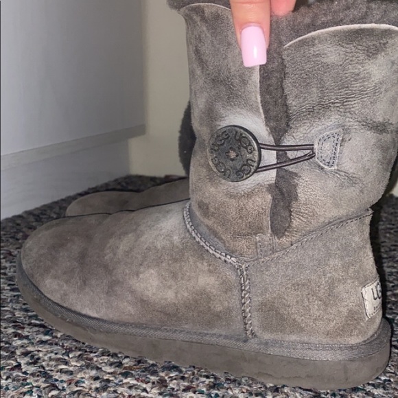 AUTHENTIC Women’s Gray Bailey Button UGG boots - Picture 2 of 4
